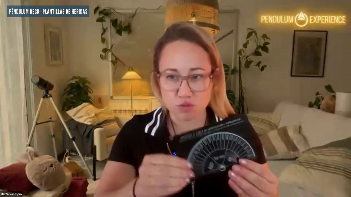 Marta muestra una plantilla del Péndulum Deck en la sesión de heridas